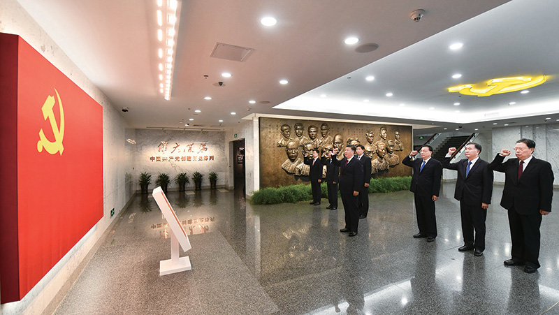 2017年10月31日，中共中央總書記、國家主席、中央軍委主席習(xí)近平帶領(lǐng)中共中央政治局常委李克強、栗戰(zhàn)書、汪洋、王滬寧、趙樂際、韓正，瞻仰上海中共一大會址和浙江嘉興南湖紅船。這是31日上午，在上海中共一大會址紀念館，習(xí)近平帶領(lǐng)其他中共中央政治局常委同志一起重溫入黨誓詞。 