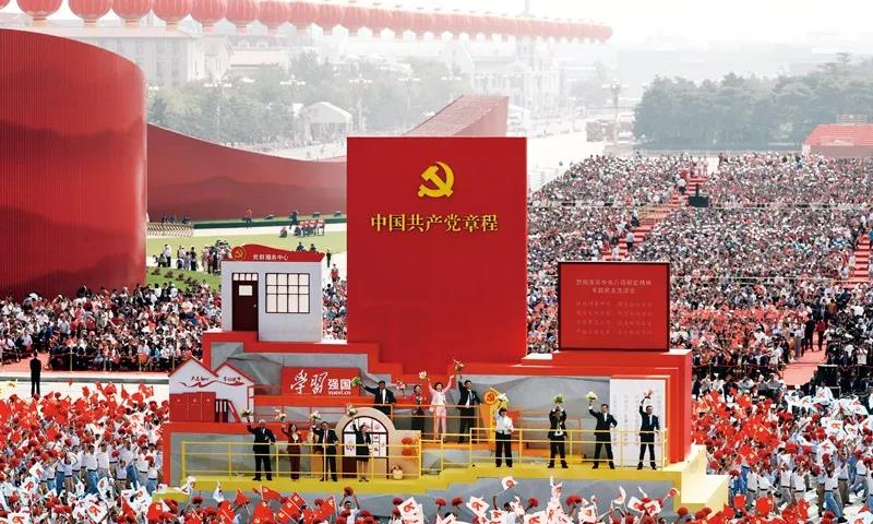 2019年10月1日上午，慶祝中華人民共和國成立70周年大會在北京天安門廣場隆重舉行。這是群眾游行中的“從嚴治黨”方陣。新華社記者 蘭紅光/攝